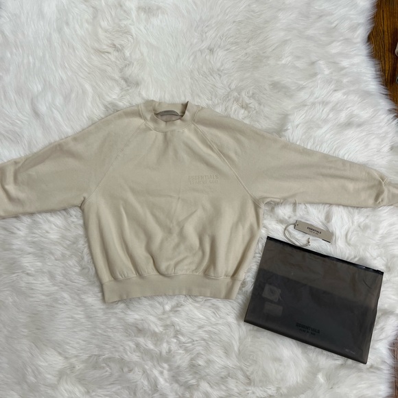 FEAR OF GOD ESSENTIALS
Off-White Crewneck Sweatshirt - Picture 1 of 11